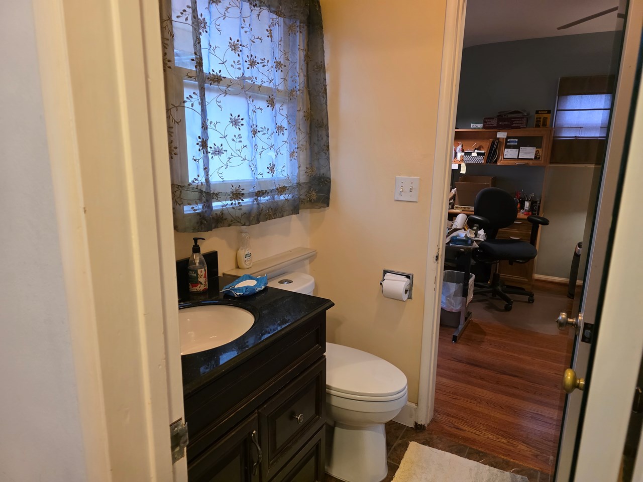 jack and jill bathroom between rooms 3 and 4